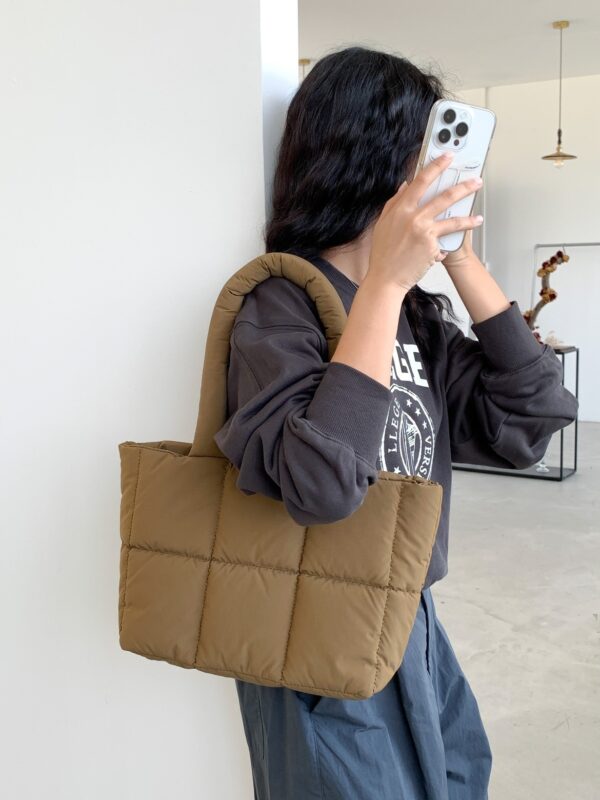 Large Capacity Plaid One-shoulder Portable Commuter Hand-carrying Bag - Image 6